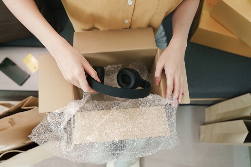 Packaging headphones into ecommerce packaging