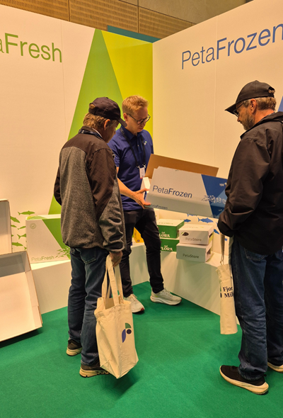 AquaNor stand visitors